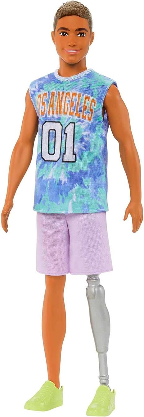 Barbie - Bambola Ken Fashionistas N.212, Capelli Castani E Protesi Alla Gamba, Con Maglia Los Angeles