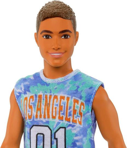 Barbie - Bambola Ken Fashionistas N.212, Capelli Castani E Protesi Alla Gamba, Con Maglia Los Angeles