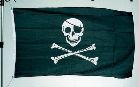 Bandiera pirata Jolly Roger con teschio e ossa incrociate