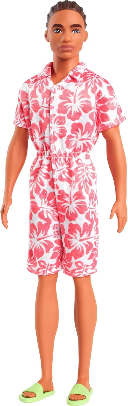 Mattel Barbie Fashionistas Ken #235 – Bambola Ken Castano con Treccine, Tuta Coral Hawaiian Print e Sandali Verdi, Collezione Barbie