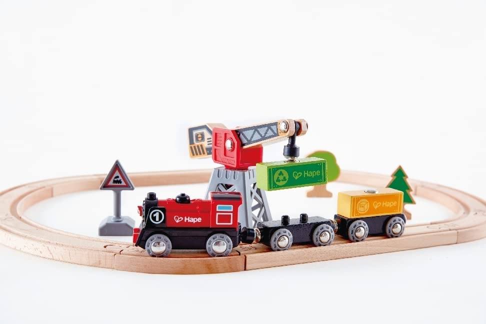 Pista Con Locomotiva A Batteria HAPE toysvaldichiana.it 